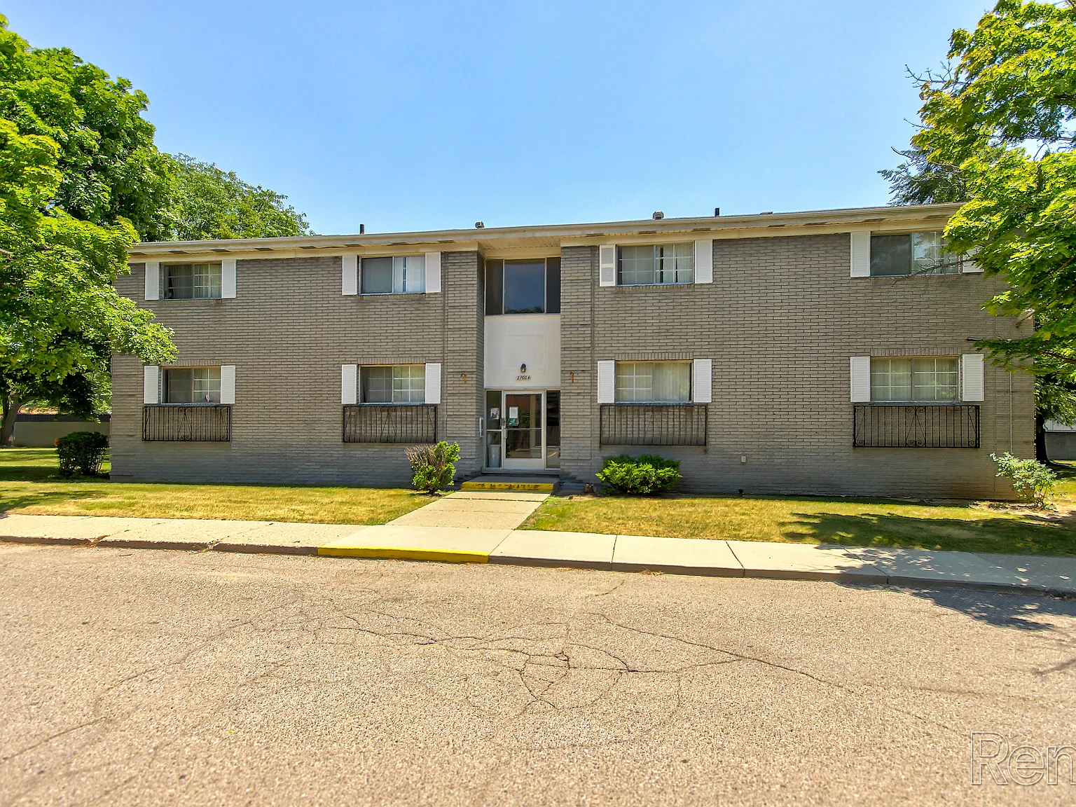 Redford Manor Apartments — Photo 3