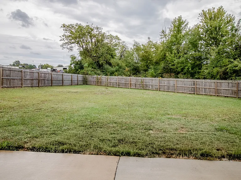 628 Bella Ct — Photo 38