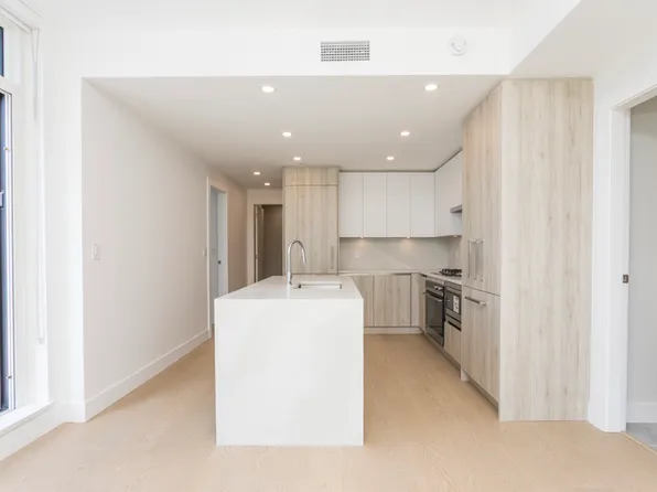 423 6th St, West Vancouver, BC