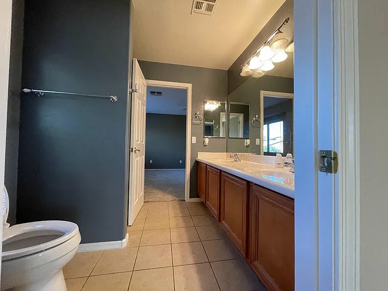 Jack n Jill bath
Bath 3