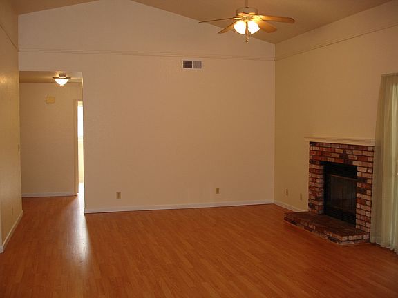 Family room w/fireplace