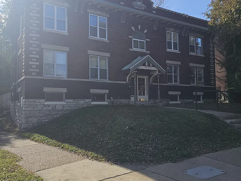 2000 Allen Ave — Photo 2
