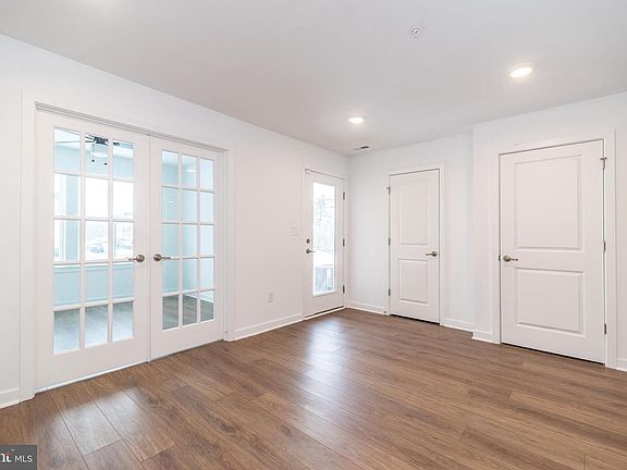 4th image of 910 Magnolia Ln