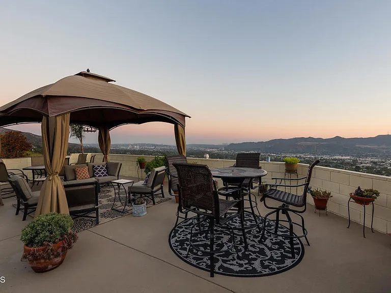 1234 E Tujunga Ave — Photo 59