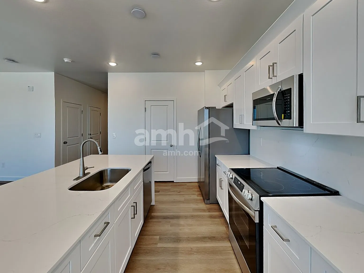 4 bed, 2.5 bath, 2220 sqft, $2,305 — Photo 3