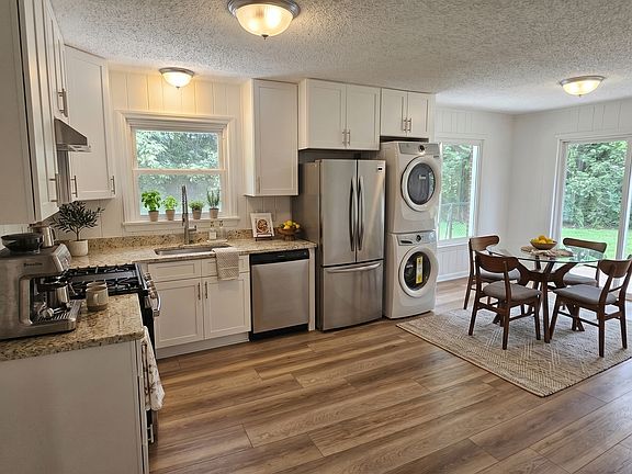 3rd image of 1686 Oak Ln