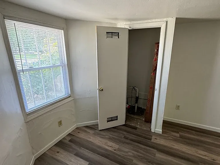 2818 W Saint Paul Ave — Photo 5