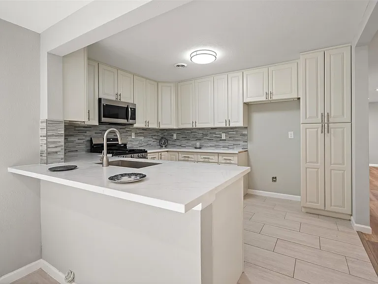 5755 Belvedere St — Photo 5
