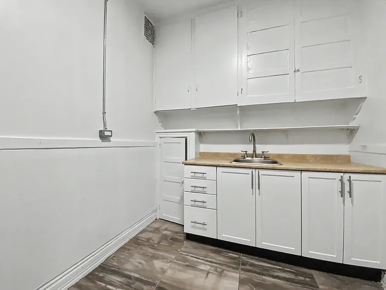 404 Elgin St — Photo 9