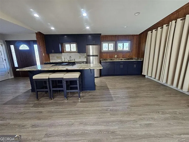 989 Rudolph St — Photo 3