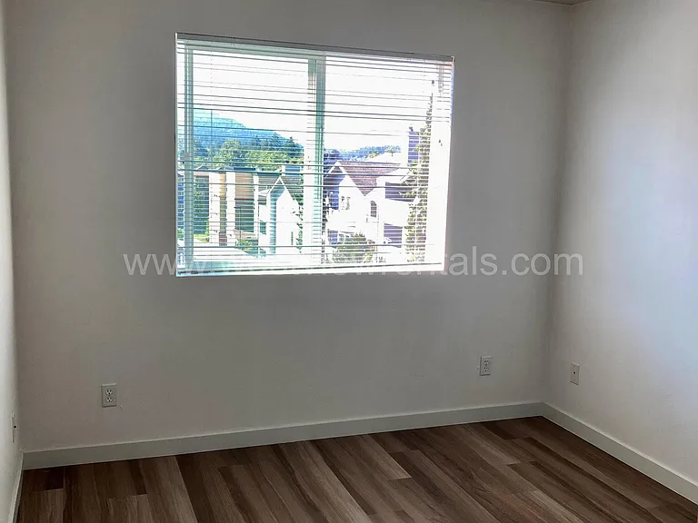 524 32nd St #402 — Photo 16