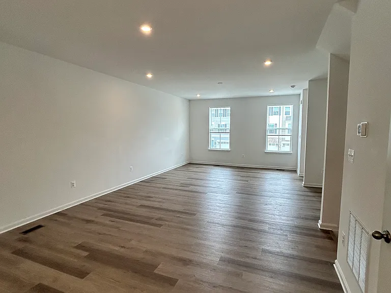 320 Andrew Ct — Photo 10