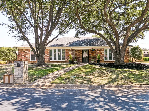 333 W Louella Dr, Hurst, TX 76054