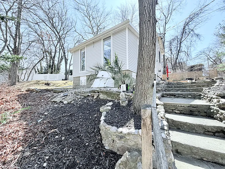 180 New York Ave — Photo 1