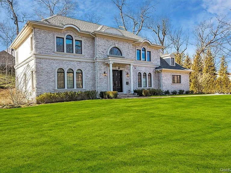 26 Spring Ln — Photo 1