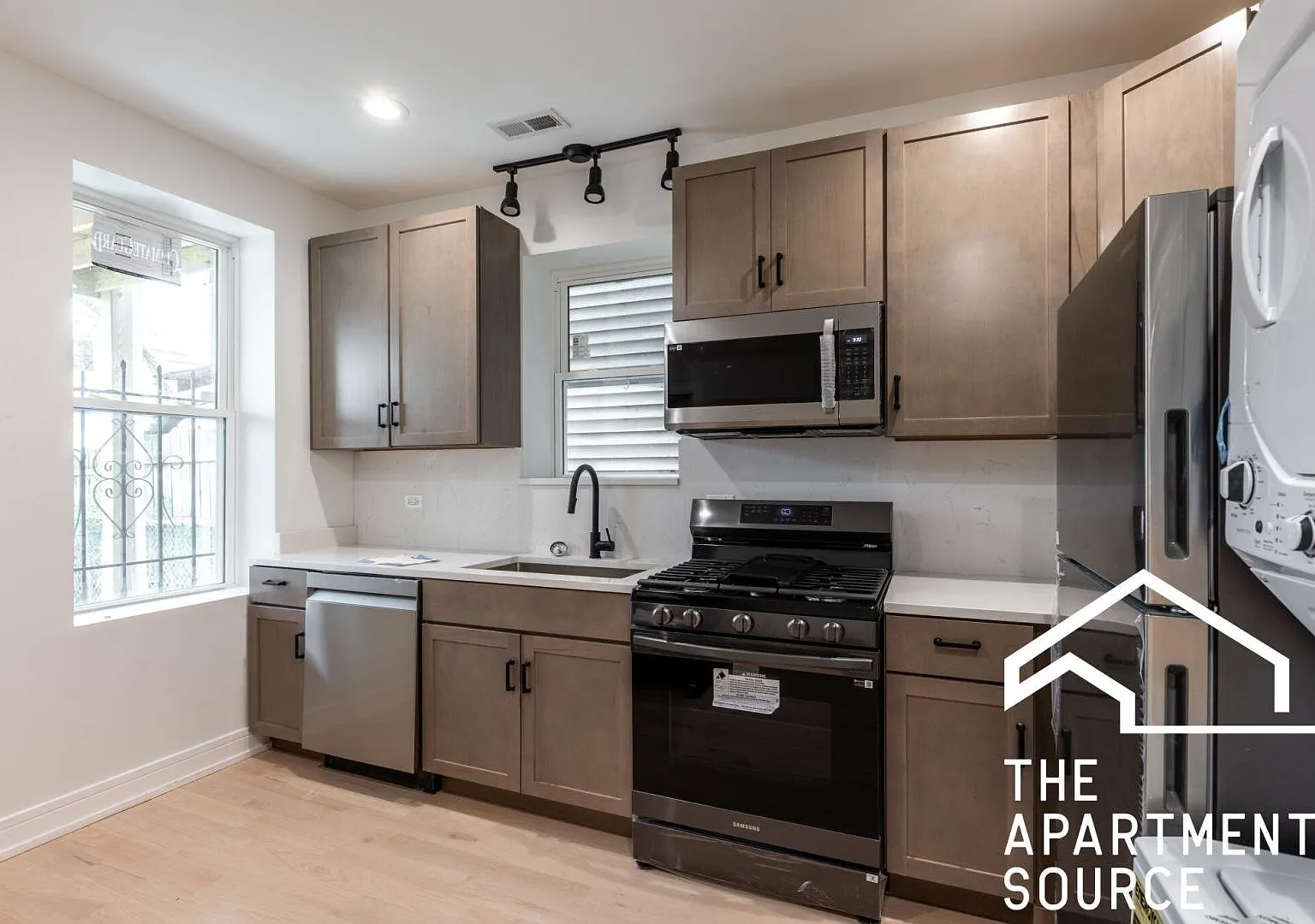 Chic 3 Bed Condo in Chicago | 1 Bath | $2950/mo | Avail 8/29 — Photo 3