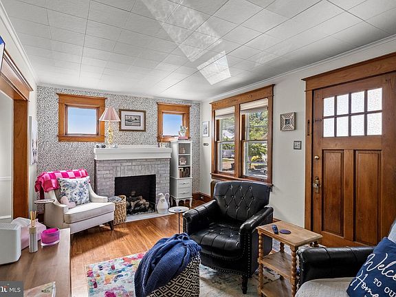 5th image of 110 Woodbine Ave