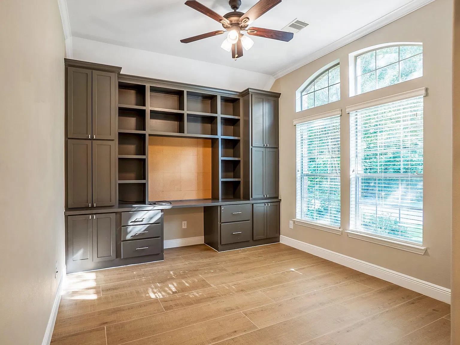 4 bed, 2.5 bath, 2605 sqft, $2,900 — Photo 2
