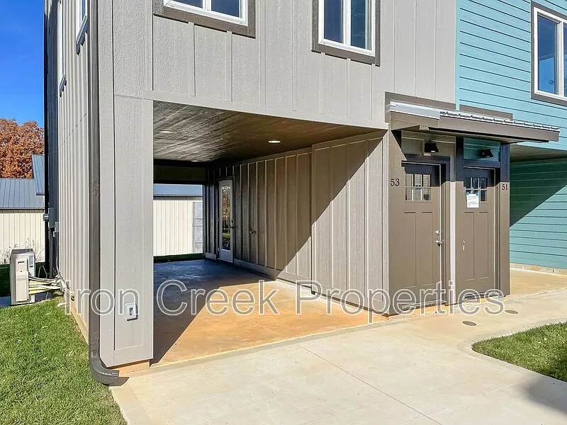 2 bed, 1.5 bath, 840 sqft, $1,495 — Photo 2