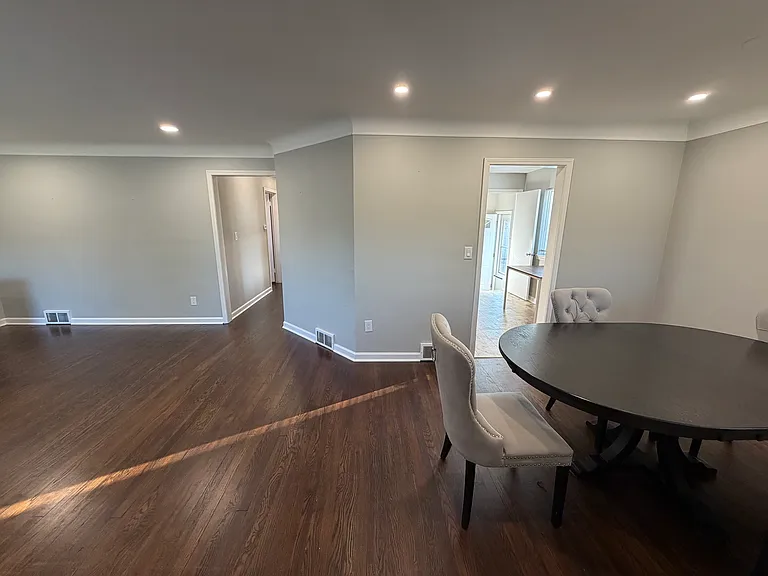 21523 Stephens St — Photo 6