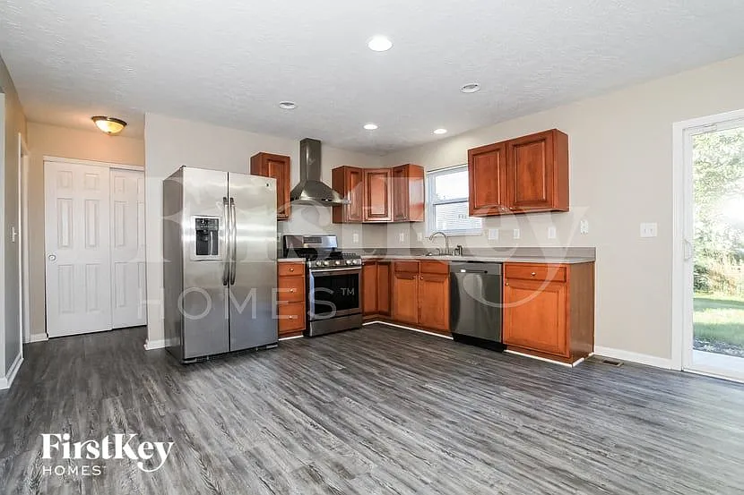 4 bed, 2.5 bath, 2516 sqft, $3,190 — Photo 4