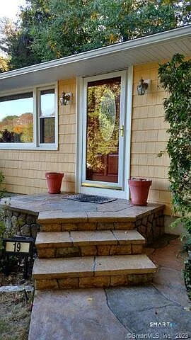 19 Sunshine Rd — Photo 3