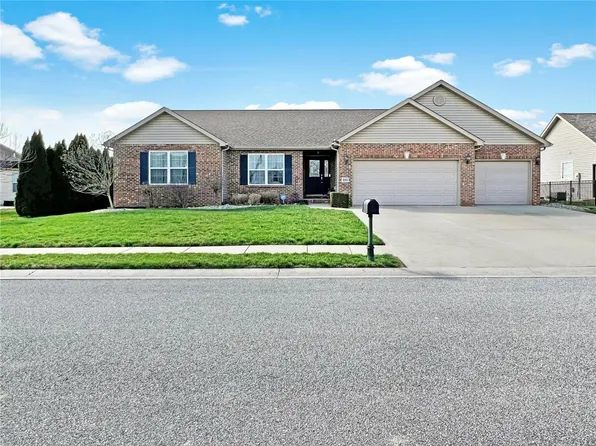 909 Indian Prairie Dr, Mascoutah, IL 62258
