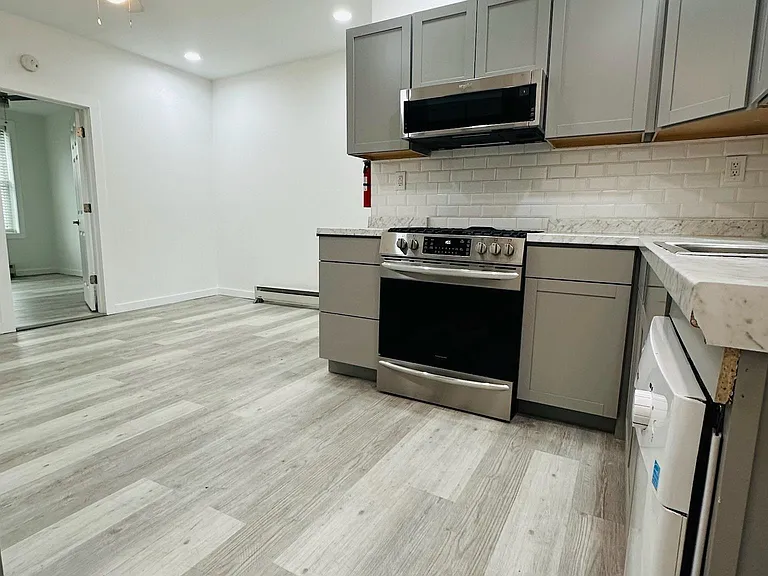 213 Mallory Ave #1 — Photo 5