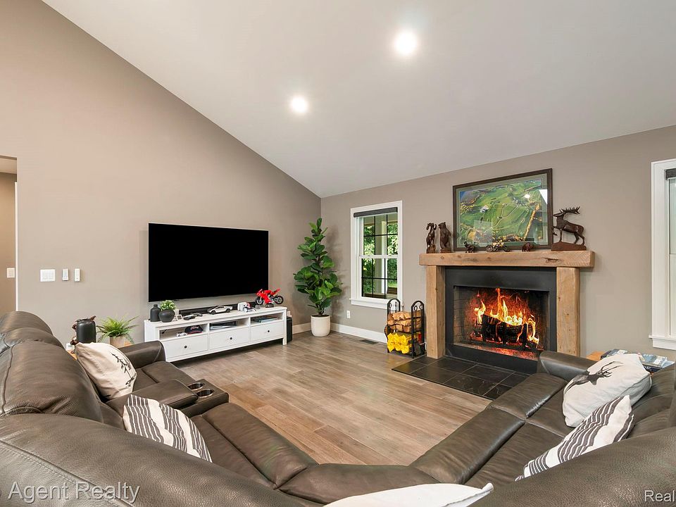 27593 Old Colony St, photo 8