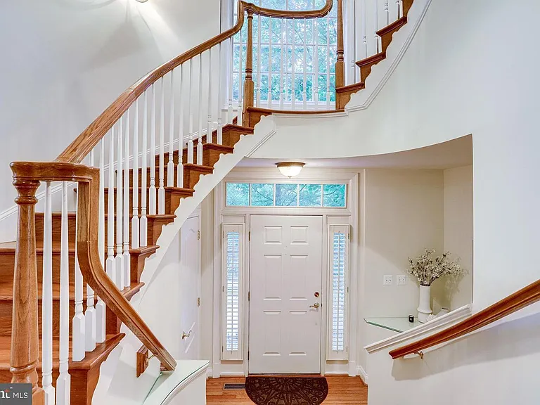 1601 Colonial Hills Dr — Photo 2