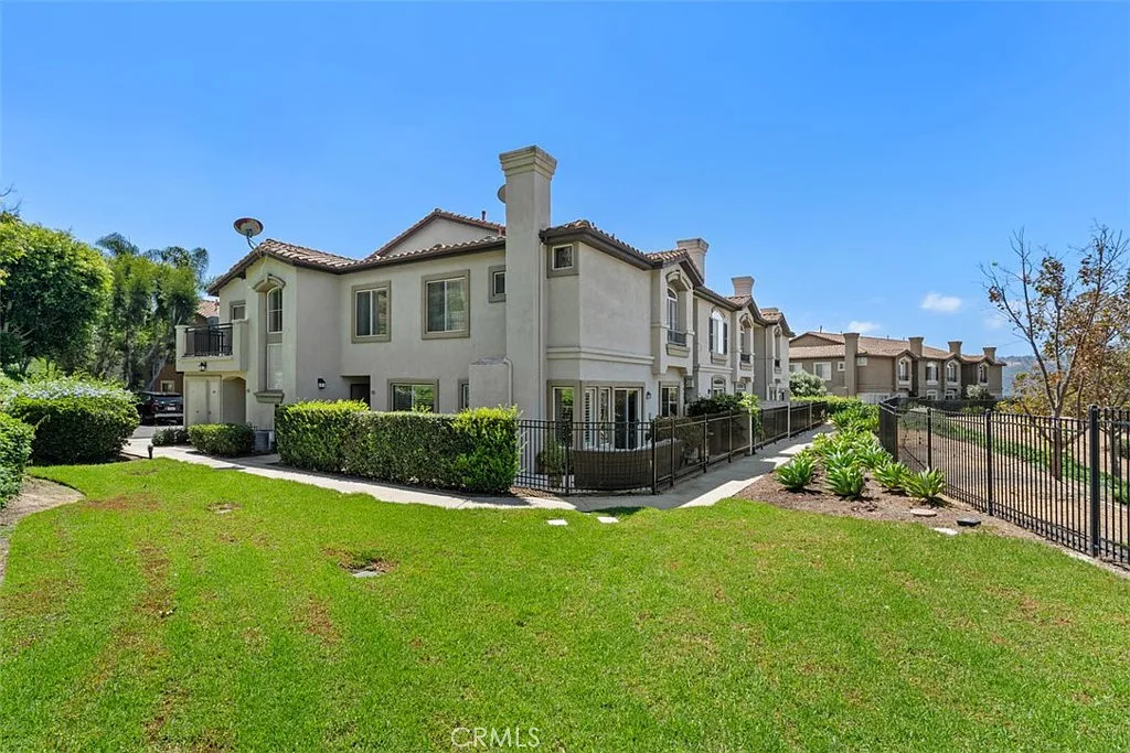3 bed, 2.5 bath, 1403 sqft, $5,000 — Photo 1