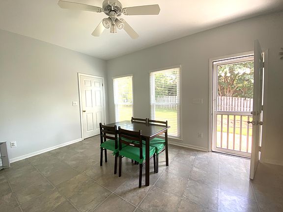 3rd image of 716 Savannah Pl