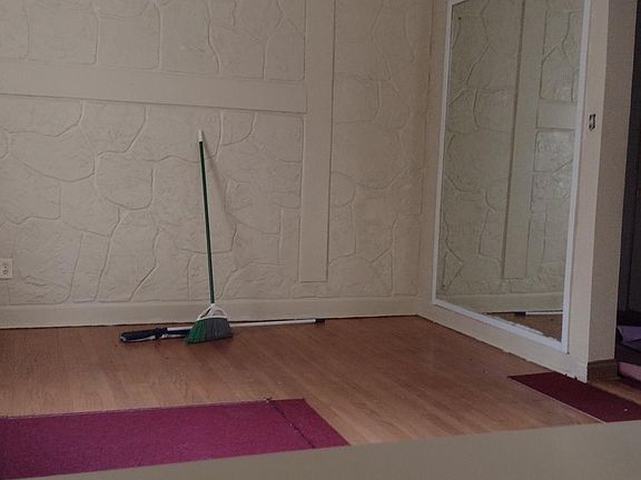 4th image of 2545 White Oak Ave