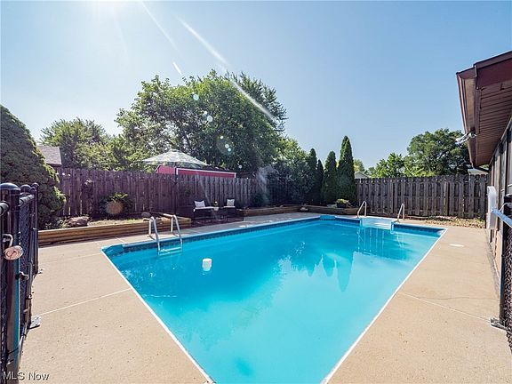 4th image of 137 Potomac Dr