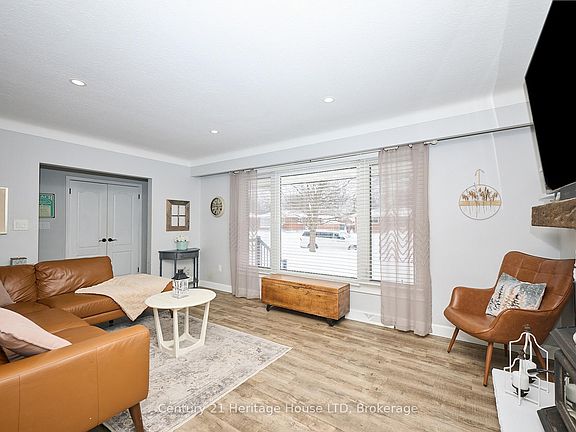 3rd image of 8845 Banting Ave