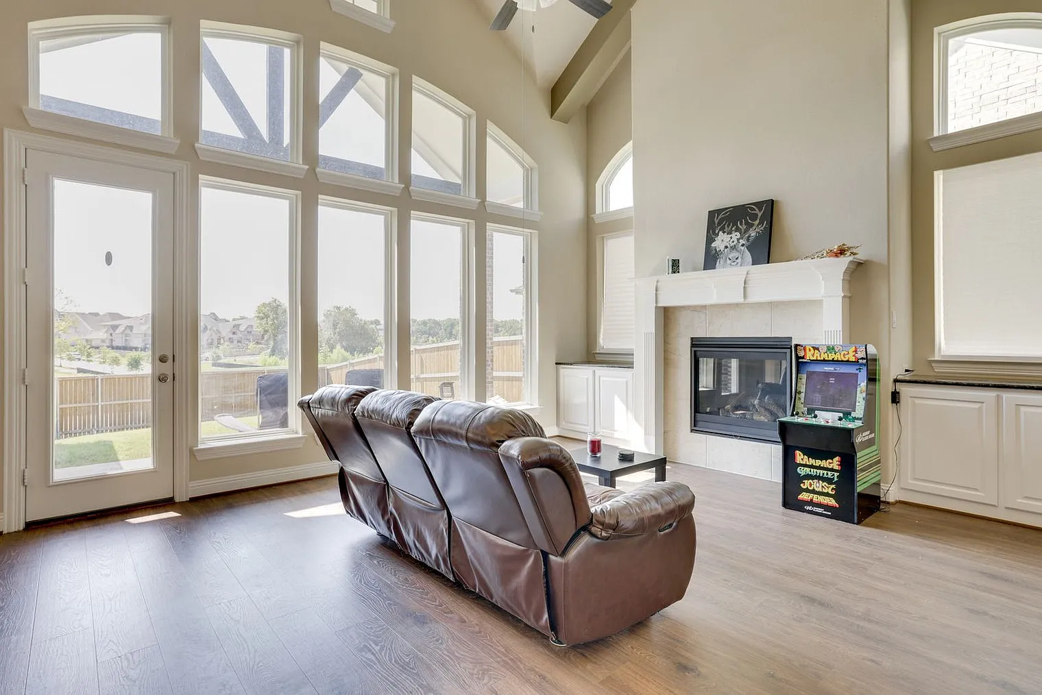 5 bed, 4.0 bath, 3498 sqft, $11,676 — Photo 3