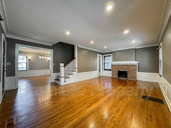 3rd image of 14 E 67th St