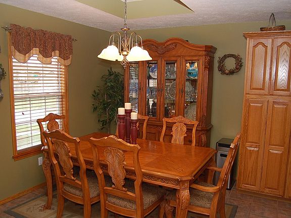 Dining area w/ tray ceiling