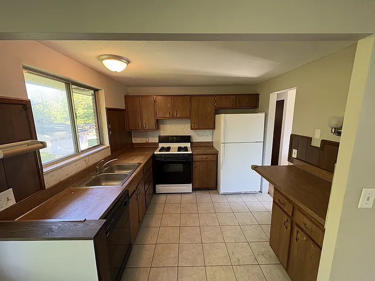 256 Monroe Dr — Photo 12