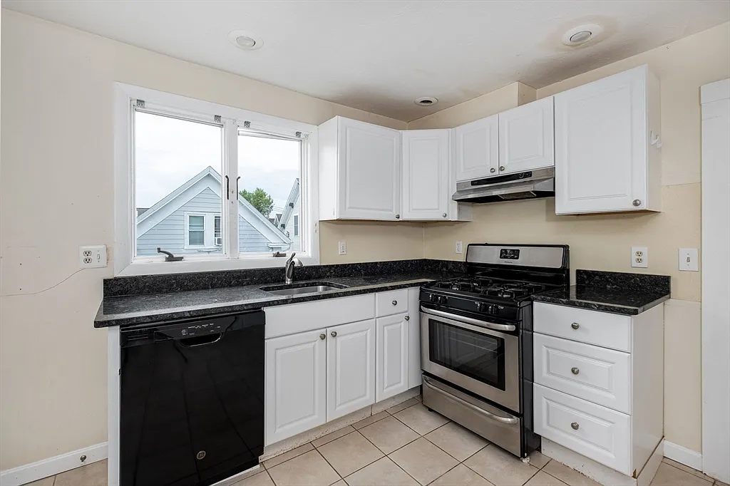 3 bed, 1.0 bath, 1100 sqft, $3,100 — Photo 2