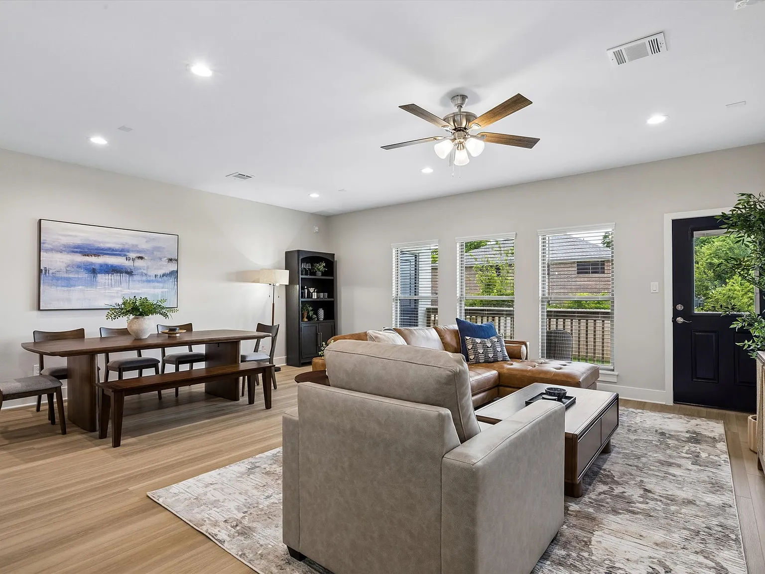 4 bed, 2.5 bath, 2040 sqft, $3,200 — Photo 2