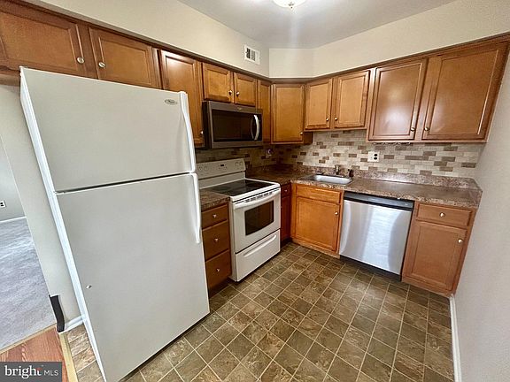 2nd image of 101 Reliance Cir #2