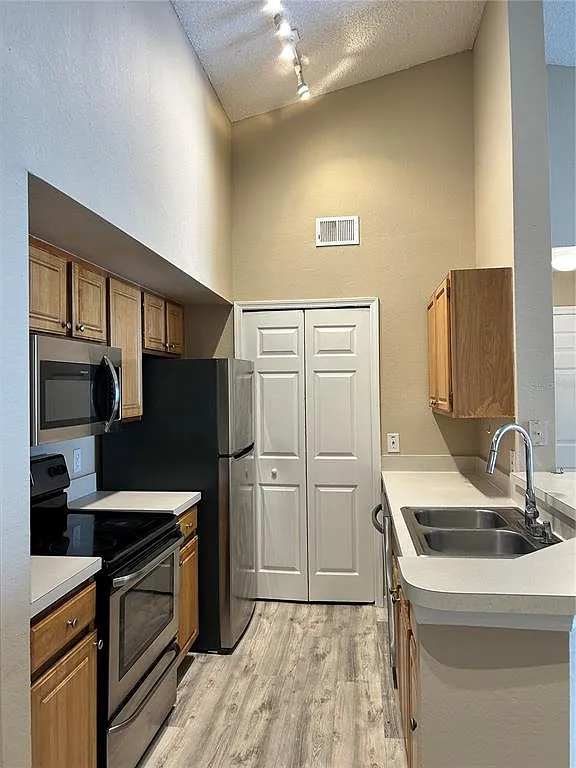 2 bed, 2.0 bath, 886 sqft, $1,750 — Photo 3