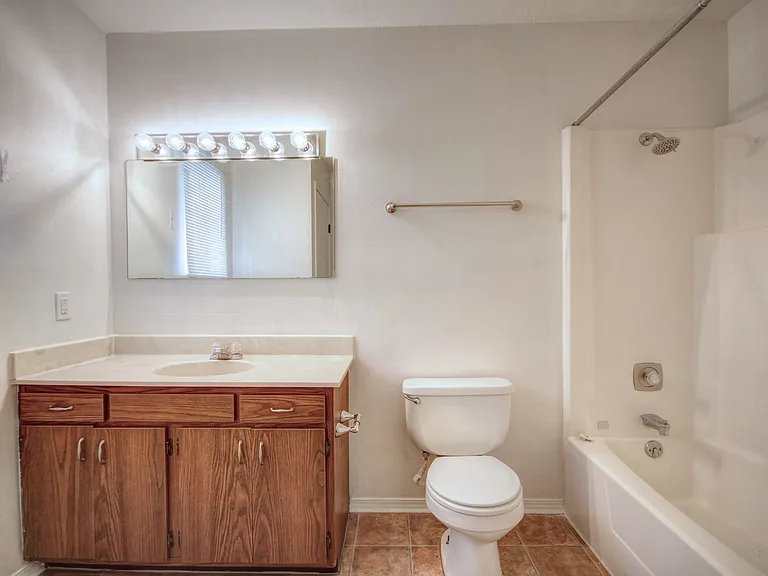 1902 Karen Ct — Photo 21