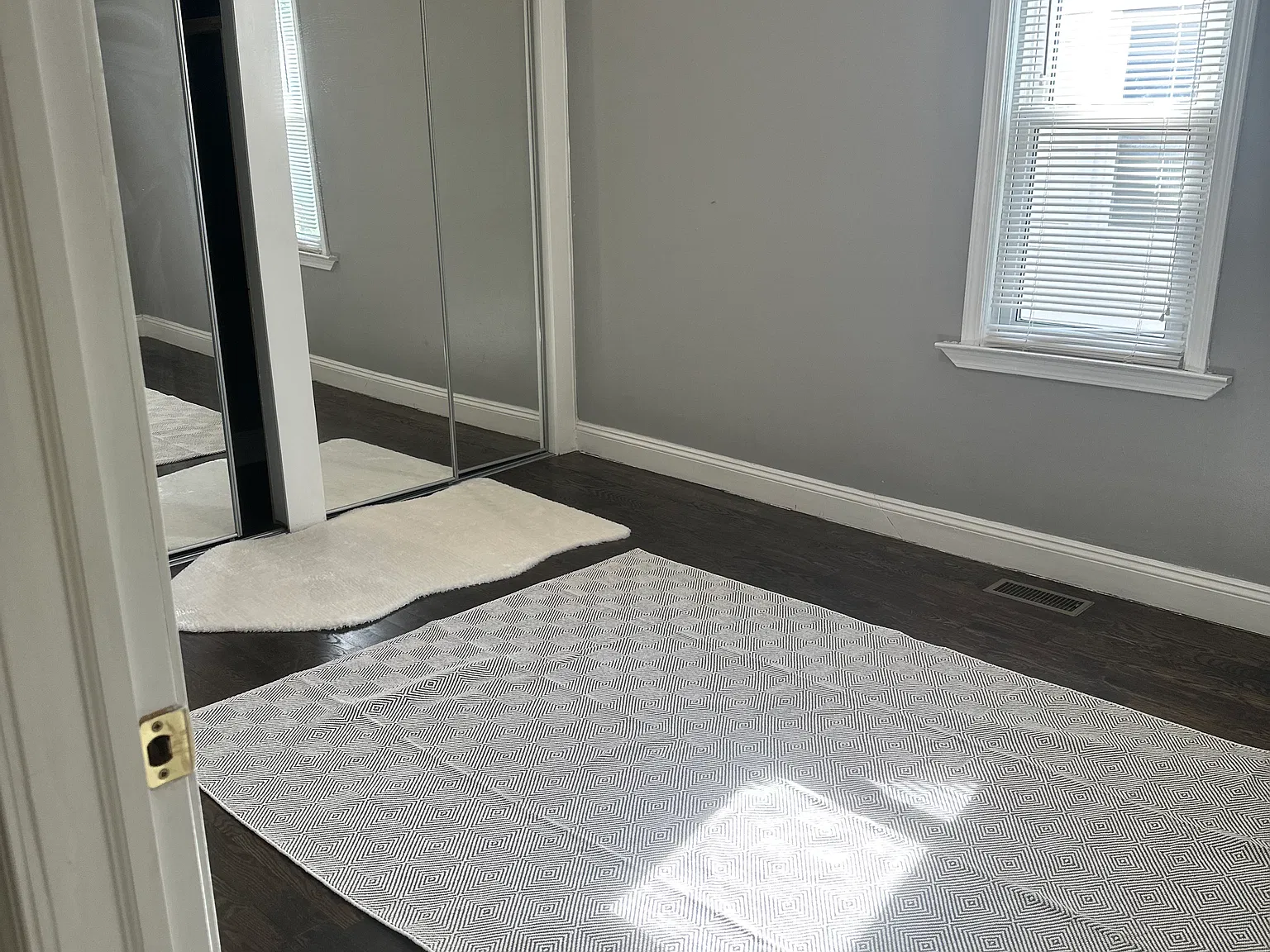 3 bed, 1.5 bath, 1400 sqft, $700 — Photo 2