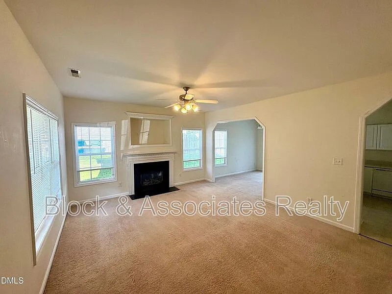 4 bed, 2.5 bath, 1600 sqft, $1,895 — Photo 2