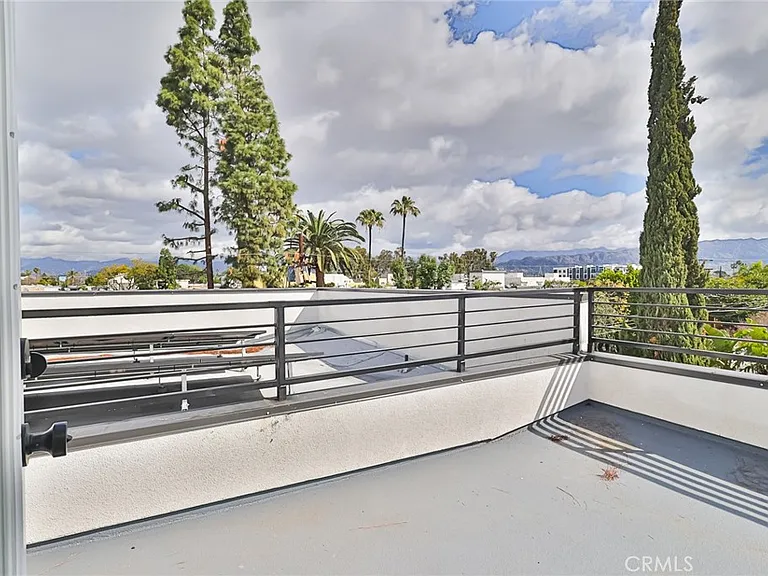 11810 Gilmore St — Photo 34