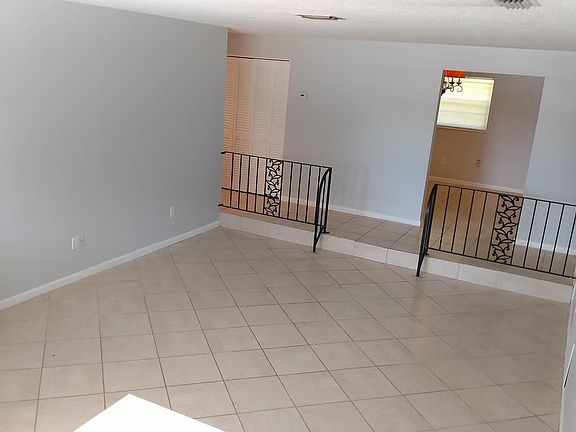 4th image of 2548 Longwood Ct