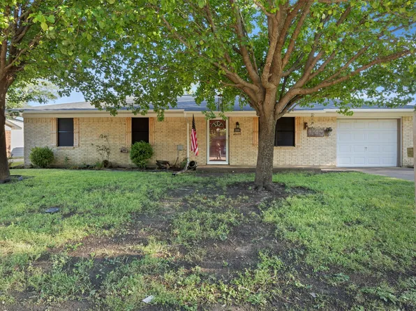 106 Wayne Dr, Sanger, TX 76266