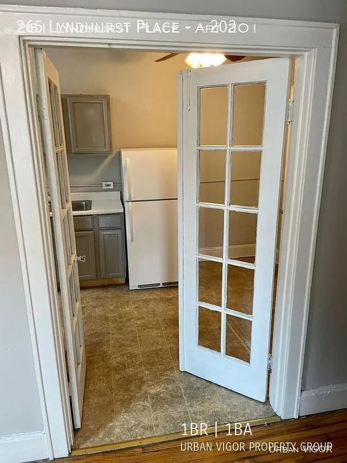 Upgraded One Bedroom / One Bathroom Units! — Photo 4